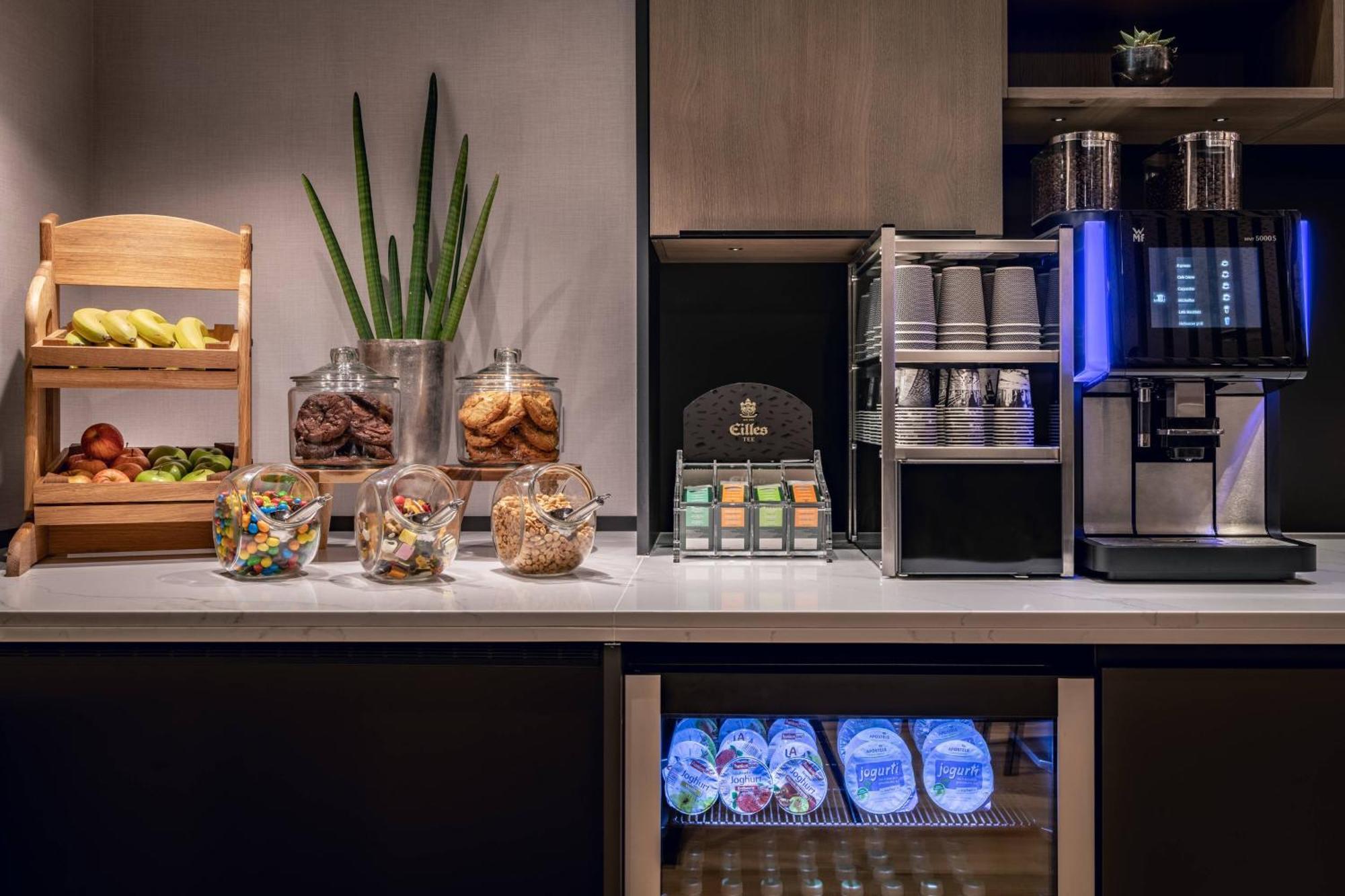 Frankfurt Marriott Hotel Франкфурт-на-Майне Экстерьер фото A coffee machine in a hotel