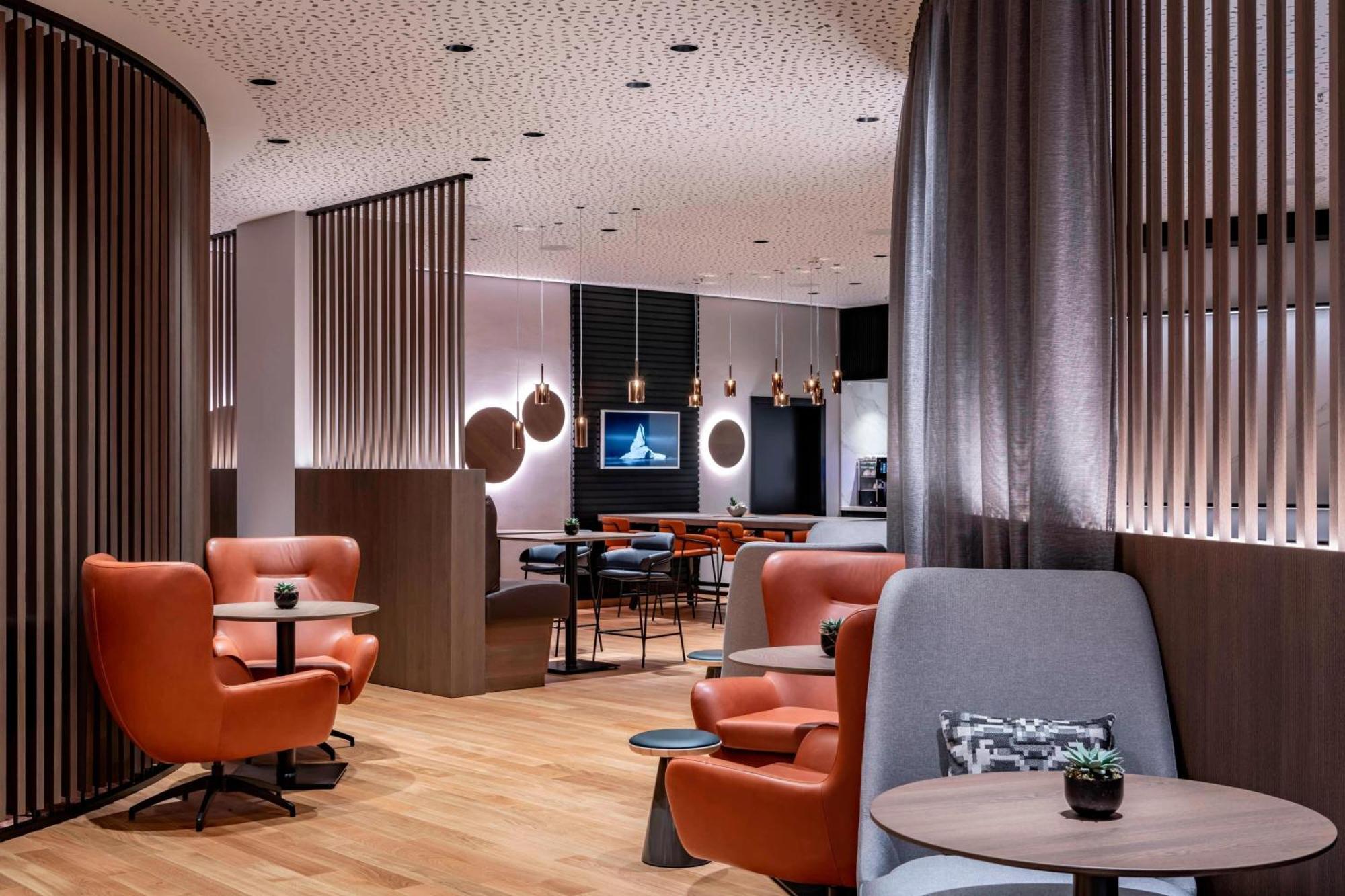 Frankfurt Marriott Hotel Франкфурт-на-Майне Экстерьер фото The lounge at Frankfurt Airport